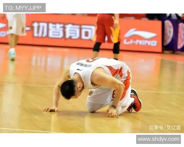 足球明星意外受伤摔破膝盖瞬间照片引发球迷热议与关注 足球明星意外受伤摔破膝盖瞬间照片引发球迷热议与关注